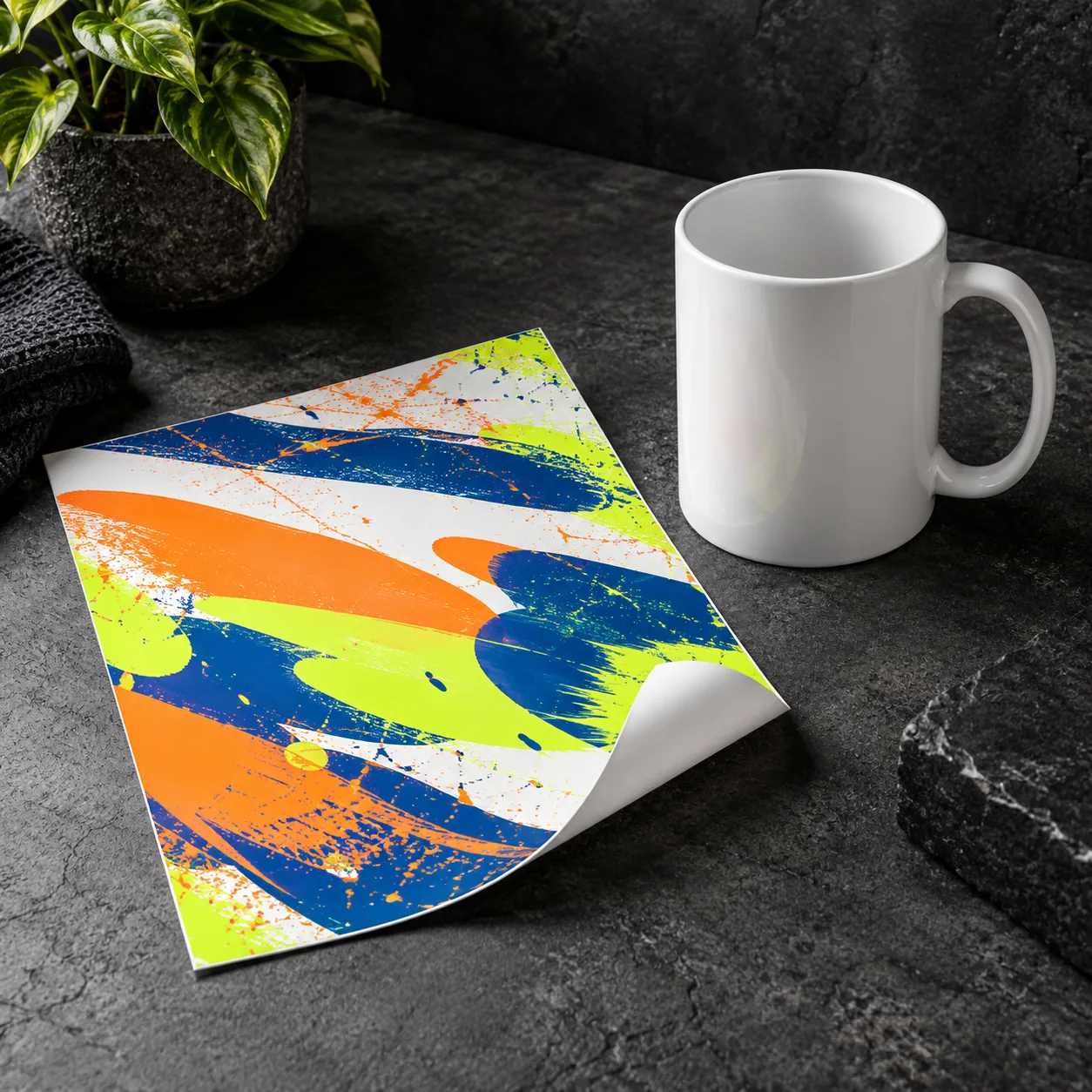 Papel impreso para sublimación junto a una taza